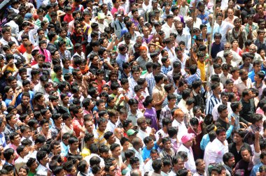 Nagpur, Maharashtra, Hindistan - 6 Eylül 2013: Marbat festivalini kutlayan kimliği belirsiz kalabalık şehri kötü ruhlardan korumak için. Sahnedeki kötü güçlerin heykelleri.