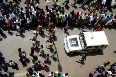 Nagpur, Maharashtra, Hindistan - 6 Eylül 2013: Marbat festivalini kutlayan kimliği belirsiz kalabalık şehri kötü ruhlardan korumak için. Sahnedeki kötü güçlerin heykelleri.