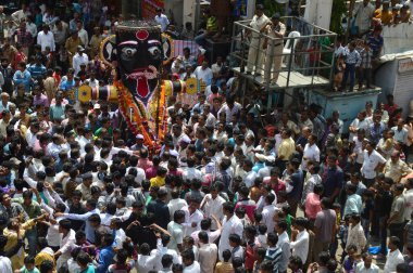 Nagpur, Maharashtra, Hindistan - 6 Eylül 2013: Marbat festivalini kutlayan kimliği belirsiz kalabalık şehri kötü ruhlardan korumak için. Sahnedeki kötü güçlerin heykelleri.