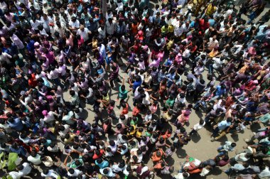 Nagpur, Maharashtra, Hindistan - 6 Eylül 2013: Marbat festivalini kutlayan kimliği belirsiz kalabalık şehri kötü ruhlardan korumak için. Sahnedeki kötü güçlerin heykelleri.