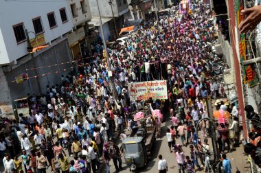 Nagpur, Maharashtra, Hindistan - 6 Eylül 2013: Marbat festivalini kutlayan kimliği belirsiz kalabalık şehri kötü ruhlardan korumak için. Sahnedeki kötü güçlerin heykelleri.