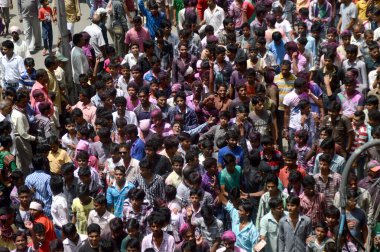 Nagpur, Maharashtra, Hindistan - 6 Eylül 2013: Marbat festivalini kutlayan kimliği belirsiz kalabalık şehri kötü ruhlardan korumak için. Caddelerdeki kötü güçlerin heykelleri..