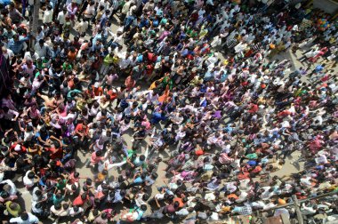 Nagpur, Maharashtra, Hindistan - 6 Eylül 2013: Marbat festivalini kutlayan kimliği belirsiz kalabalık şehri kötü ruhlardan korumak için. Sahnedeki kötü güçlerin heykelleri.