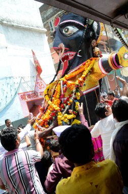 Nagpur, Maharashtra, Hindistan - 6 Eylül 2013: Marbat festivalini kutlayan kimliği belirsiz kalabalık şehri kötü ruhlardan korumak için. Sahnedeki kötü güçlerin heykelleri.