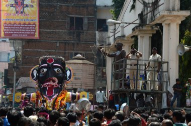 Nagpur, Maharashtra, Hindistan - 6 Eylül 2013: Marbat festivalini kutlayan kimliği belirsiz kalabalık şehri kötü ruhlardan korumak için. Sahnedeki kötü güçlerin heykelleri.