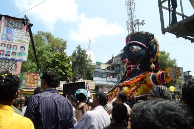 Nagpur, Maharashtra, Hindistan - 6 Eylül 2013: Marbat festivalini kutlayan kimliği belirsiz kalabalık şehri kötü ruhlardan korumak için. Sahnedeki kötü güçlerin heykelleri.