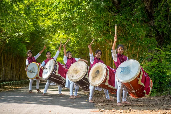 Amravati, Maharashtra, Hindistan - 24 Eylül - Tanımlanamayan bir grup genç festivali müzikle davul çalarak parkta kutluyor. — Stok fotoğraf