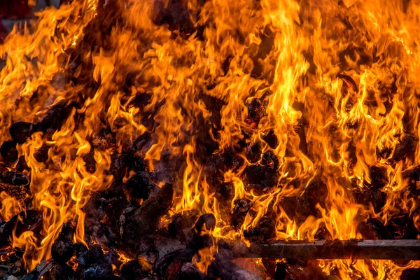 Holika dahan feiern, indem sie anbeten und Holzscheite oder Kokosnüsse anzünden. auch bekannt als das Fest der Farben holi oder das Fest des Teilens. — Stockfoto