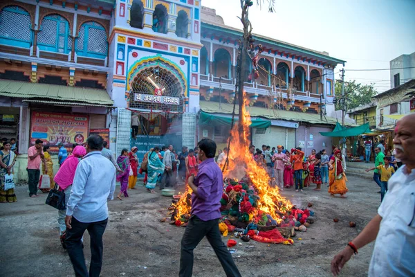 AMRAVATI, MAHARASHTRA, INDIA, MARCH - 1, 2018: unidentified people celebrating Holika Dahan by worshiping of wood logs or coconut. also known as the festival of colors Holi or the festival of sharing — Stock Photo, Image