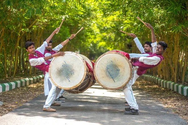 Amravati, Maharashtra, Hindistan - 24 Eylül - Tanımlanamayan bir grup genç festivali müzikle davul çalarak parkta kutluyor. — Stok fotoğraf