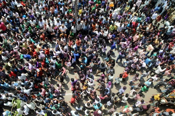 2013 년 9 월 6 일에 확인 함 . Nagpur, Maharashtra, india- 2013 년 9 월 6 일 : Unidentified people celebrating the marbat festival to protect the city from evil spirit. 행진중인 사악 한 세력의 조각상들 — 스톡 사진