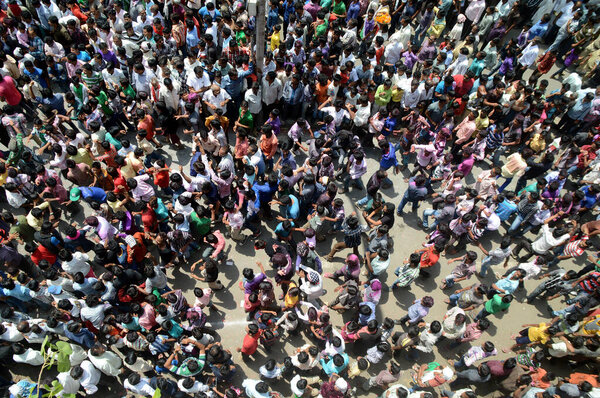 NAGPUR, MAHARASHTRA, INDIA- 6 СЕНТЯБРЯ 2013: Толпа неизвестных празднует Марбатский фестиваль, чтобы защитить город от злых духов. Статуи процессии злых сил на stree
