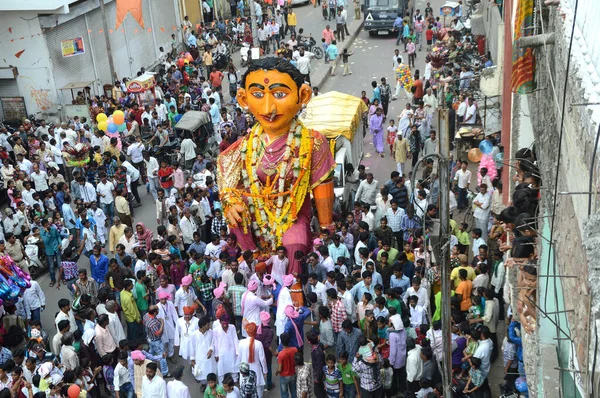 Nagpur, Maharashtra, Hindistan - 6 Eylül 2013: Marbat festivalini kutlayan kimliği belirsiz kalabalık şehri kötü ruhlardan korumak için. Sahnedeki kötü güçlerin heykelleri. — Stok fotoğraf