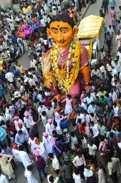 Nagpur, Maharashtra, India- 6 September 2013: The crowd of unidentified people celebrating the Marbat festival to protect the city from evil spirits. 雕像在圣坛上由邪恶力量组成的队伍 — 图库照片