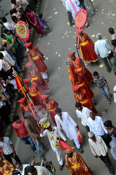 Nagpur, Maharashtra, Indie - 6 września 2013: Tłum niezidentyfikowanych ludzi świętujących Marbat festiwal, aby chronić miasto przed złymi duchami. Posągi procesji sił zła na drzewie — Zdjęcie stockowe