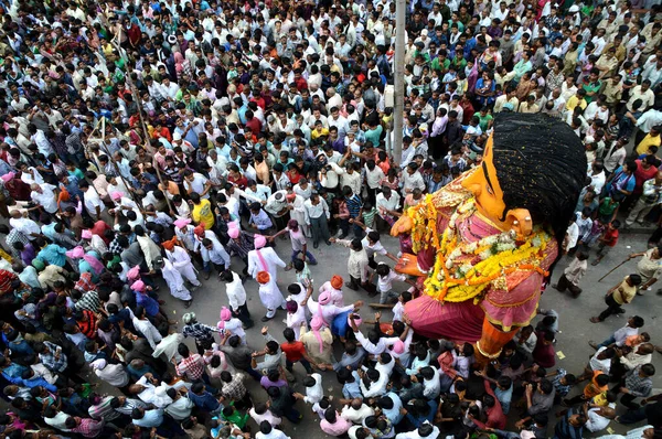 Nagpur, Maharashtra, Indie - 6 września 2013: Tłum niezidentyfikowanych ludzi świętujących Marbat festiwal, aby chronić miasto przed złymi duchami. Posągi procesji sił zła na drzewie — Zdjęcie stockowe