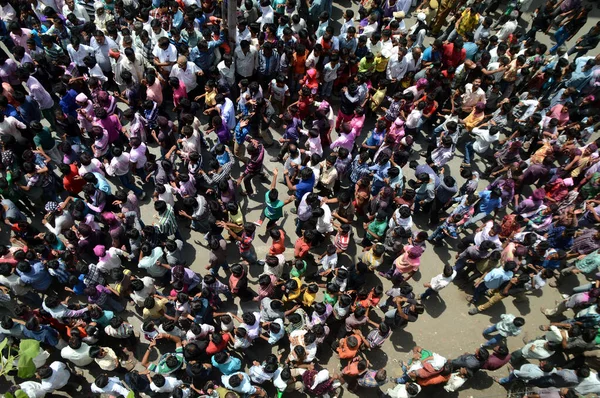 Nagpur, Maharashtra, Hindistan - 6 Eylül 2013: Marbat festivalini kutlayan kimliği belirsiz kalabalık şehri kötü ruhlardan korumak için. Sahnedeki kötü güçlerin heykelleri.