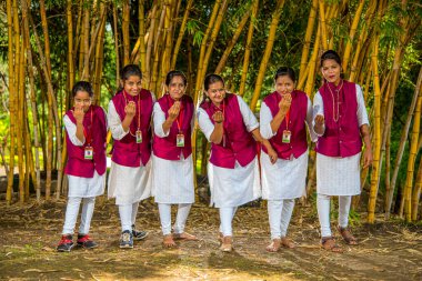 Amravati, Maharashtra, Hindistan - 24 Eylül - Tanımlanamayan bir grup genç festivali müzikle davul çalarak parkta kutluyor.