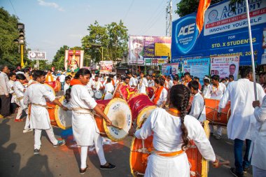 Amravati, Maharashtra, Hindistan - 27 Eylül 2018: Ganesha festivali sırasında Hindu Tanrısı Ganesha 'yı suya daldırmak için taşıyan tanımlanamayan inançlı insanlar. Yıllık festival.