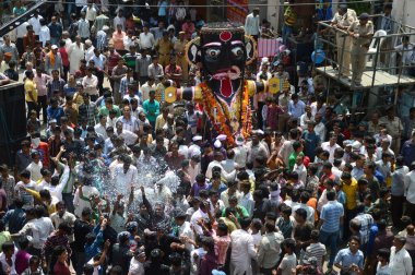 Nagpur, Maharashtra, Hindistan - 6 Eylül 2013: Marbat festivalini kutlayan kimliği belirsiz kalabalık şehri kötü ruhlardan korumak için. Sahnedeki kötü güçlerin heykelleri.