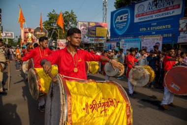 Amravati, Maharashtra, Hindistan - 27 Eylül 2018: Ganesha festivali sırasında Hindu Tanrısı Ganesha 'yı suya daldırmak için taşıyan tanımlanamayan inançlı insanlar. Yıllık festival.