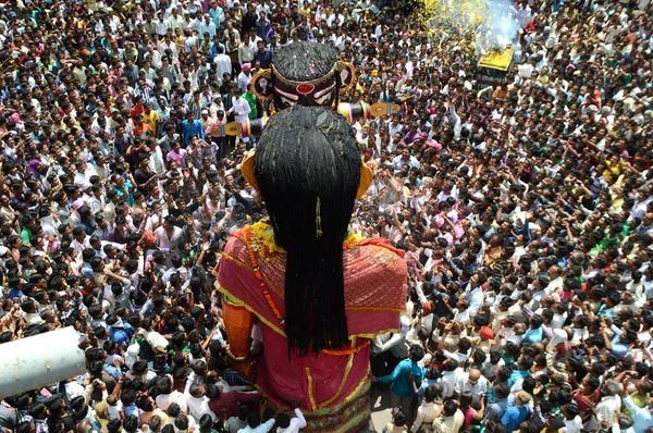 Nagpur, Maharashtra, Indie - 6 września 2013: Tłum niezidentyfikowanych ludzi świętujących Marbat festiwal, aby chronić miasto przed złymi duchami. Posągi procesji sił zła na drzewie — Zdjęcie stockowe