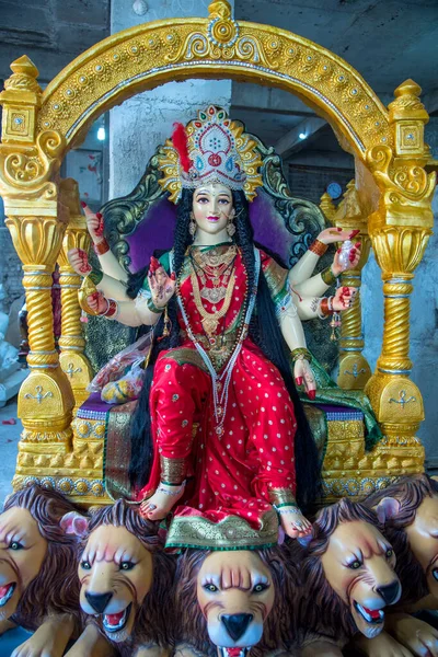 Hinduistische Göttin Durga. Göttin Durga-Idole bei einem Künstlerworkshop zum Durga-Festival. — Stockfoto