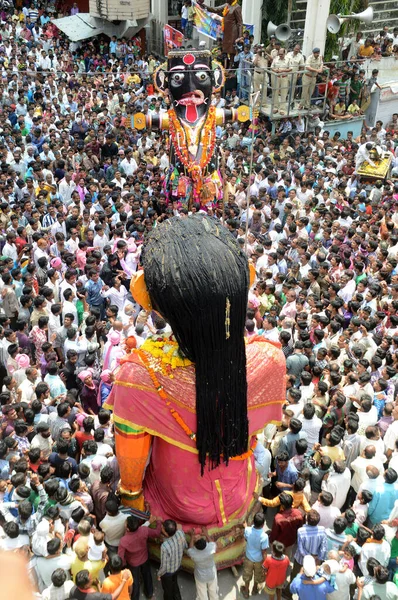 NAGPUR, MAHARASHTRA, INDIA- 6 SEPTEMBER 2013: The crowd of unidentified people celebrating the Marbat festival to protect the city from evil spirits. The statues procession of evil forces on the stree — Stock Photo, Image