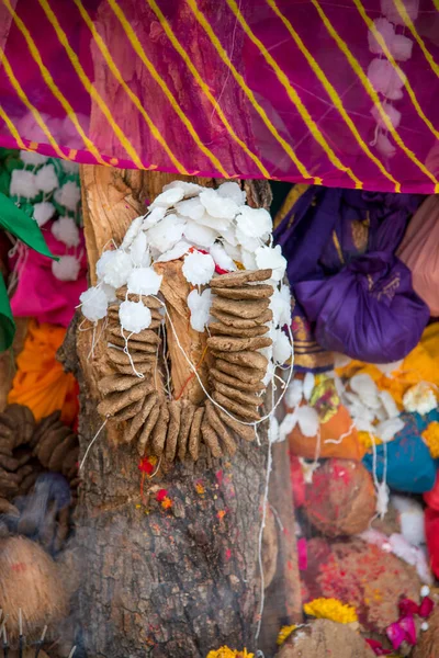 Amravati, Maharashtra, India, 2018. március - 1.: azonosítatlan emberek ünneplik Holika Dahan-t fatönk vagy kókusz imádásával. más néven a fesztivál színek Holi vagy a fesztivál megosztása — Stock Fotó