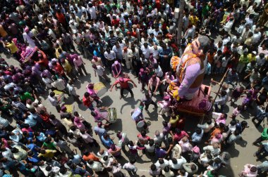 Nagpur, Maharashtra, Hindistan - 6 Eylül 2013: Marbat festivalini kutlayan kimliği belirsiz kalabalık şehri kötü ruhlardan korumak için. Sahnedeki kötü güçlerin heykelleri.