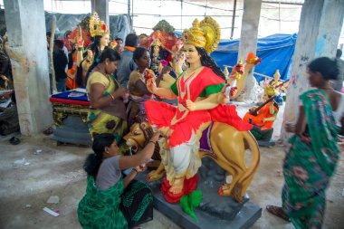 Amravati, Maharashtra, Hindistan - 1 Ekim 2018: Tanınmayan bir sanatçı Tanrıça Durga heykelleri üzerinde son rötuşları yapıyor ve yapıyor. Bu putlar Hindu Dasara & Navratri festivali için yapılmıştır.
