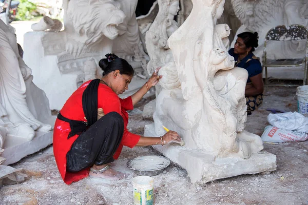 AMRAVATI, MAHARASHTRA, ÍNDIA - 1 DE OUTUBRO DE 2018: Um artista não identificado fazendo e dando toques finais em esculturas da deusa Durga. Os ídolos são feitos para o festival hindu de Dasara & Navratri — Fotografia de Stock