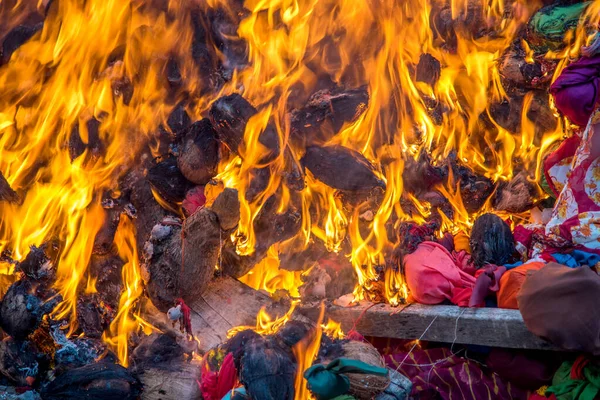 Holika Dahan 'ı odun ya da hindistan cevizi yakarak ve yakarak kutluyoruz. Holi renk festivali ya da paylaşım festivali olarak da bilinir..