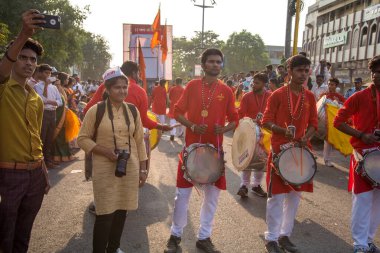 Amravati, Maharashtra, Hindistan - 27 Eylül 2018: Ganesha festivali sırasında Hindu Tanrısı Ganesha 'yı suya daldırmak için taşıyan tanımlanamayan inançlı insanlar. Yıllık festival.