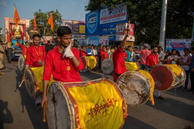 Amravati, Maharashtra, Hindistan - 27 Eylül 2018: Ganesha festivali sırasında Hindu Tanrısı Ganesha 'yı suya daldırmak için taşıyan tanımlanamayan inançlı insanlar. Yıllık festival.