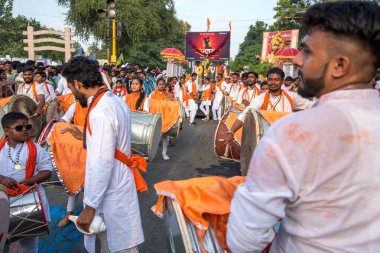 Amravati, Maharashtra, Hindistan - 27 Eylül 2018: Ganesha festivali sırasında Hindu Tanrısı Ganesha 'yı suya daldırmak için taşıyan tanımlanamayan inançlı insanlar. Yıllık festival.