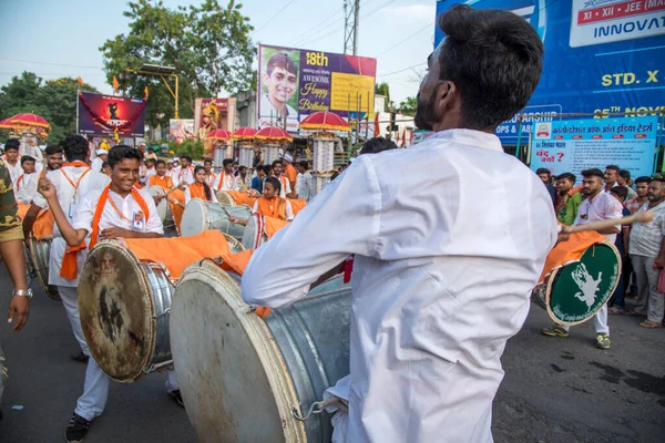 Amravati, Maharashtra, Hindistan - 27 Eylül 2018: Ganesha festivali sırasında Hindu Tanrısı Ganesha 'yı suya daldırmak için taşıyan tanımlanamayan inançlı insanlar. Yıllık festival. — Stok fotoğraf