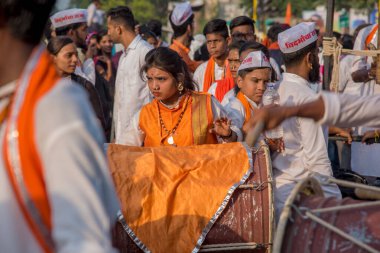 Amravati, Maharashtra, Hindistan - 27 Eylül 2018: Ganesha festivali sırasında Hindu Tanrısı Ganesha 'yı suya daldırmak için taşıyan tanımlanamayan inançlı insanlar. Yıllık festival.