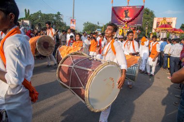 Amravati, Maharashtra, Hindistan - 27 Eylül 2018: Ganesha festivali sırasında Hindu Tanrısı Ganesha 'yı suya daldırmak için taşıyan tanımlanamayan inançlı insanlar. Yıllık festival.