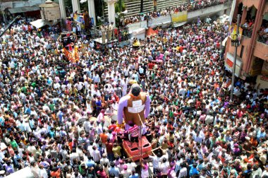 Nagpur, Maharashtra, Hindistan - 6 Eylül 2013: Marbat festivalini kutlayan kimliği belirsiz kalabalık şehri kötü ruhlardan korumak için. Sahnedeki kötü güçlerin heykelleri.
