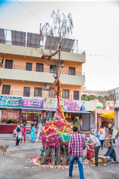 Amravati, Maharashtra, India, maart - 1, 2018: niet-geïdentificeerde mensen vieren Holika Dahan door het aanbidden van houtblokken of kokosnoot. ook bekend als het festival van kleuren Holi of het festival van het delen — Stockfoto