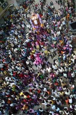 Nagpur, Maharashtra, Hindistan - 6 Eylül 2013: Marbat festivalini kutlayan kimliği belirsiz kalabalık şehri kötü ruhlardan korumak için. Sahnedeki kötü güçlerin heykelleri.