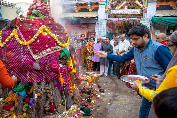 Amravati, Maharashtra, Indie, marzec - 1, 2018: niezidentyfikowani ludzie świętują Holika Dahan czcząc drewniane kłody lub kokosy. znany również jako festiwal kolorów Holi lub festiwal dzielenia się — Zdjęcie stockowe