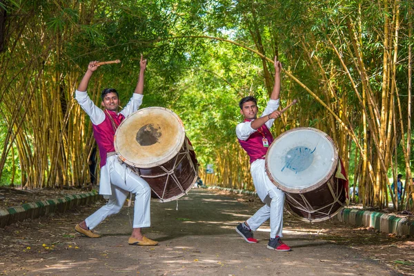 Amravati, Maharashtra, Hindistan - 24 Eylül - Tanımlanamayan bir grup genç festivali müzikle davul çalarak parkta kutluyor. — Stok fotoğraf