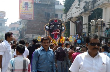 Nagpur, Maharashtra, Hindistan - 6 Eylül 2013: Marbat festivalini kutlayan kimliği belirsiz kalabalık şehri kötü ruhlardan korumak için. Sahnedeki kötü güçlerin heykelleri.