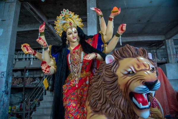 Amravati, Maharashtra, India - 2018 년 10 월 1 일: 익명의 미술가가 Goddess Durga 의 조각을 만들고 마무리 작업을 수행. 이 우상들은 인도의 다 사라 & 나프 라트 리 축제를 위해 만들어 졌다. — 스톡 사진