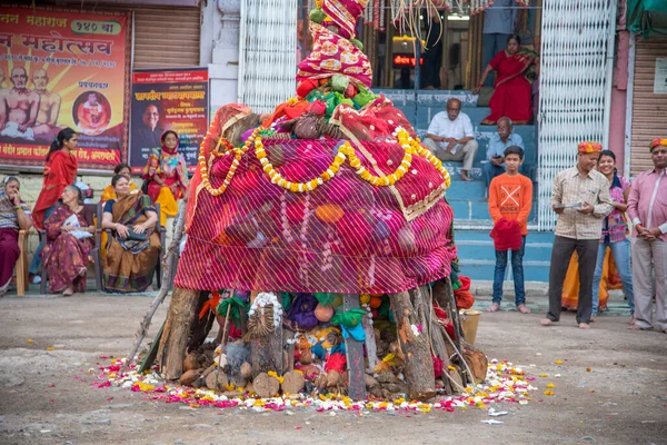 AMRAVATI, MAHARASHTRA, ÍNDIA, MARÇO - 1, 2018: pessoas não identificadas celebrando Holika Dahan adorando troncos de madeira ou coco. também conhecido como o festival de cores Holi ou o festival de partilha — Fotografia de Stock