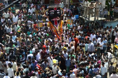 Nagpur, Maharashtra, Hindistan - 6 Eylül 2013: Marbat festivalini kutlayan kimliği belirsiz kalabalık şehri kötü ruhlardan korumak için. Sahnedeki kötü güçlerin heykelleri.