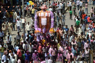 Nagpur, Maharashtra, Hindistan - 6 Eylül 2013: Marbat festivalini kutlayan kimliği belirsiz kalabalık şehri kötü ruhlardan korumak için. Sahnedeki kötü güçlerin heykelleri.