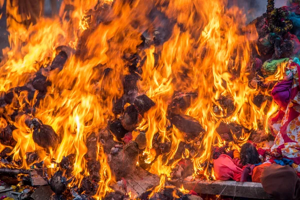 Holika Dahan 'ı odun ya da hindistan cevizi yakarak ve yakarak kutluyoruz. Holi renk festivali ya da paylaşım festivali olarak da bilinir..